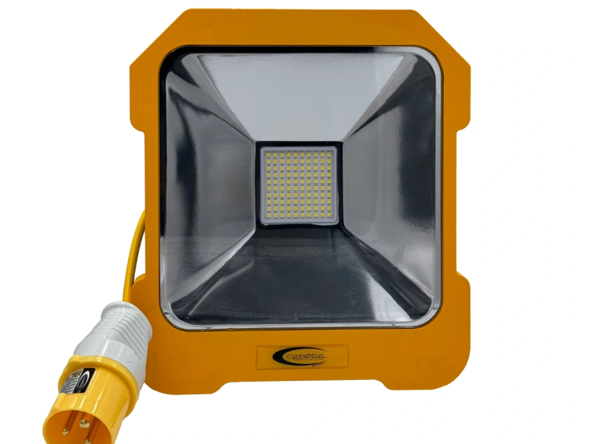 Connexion 6694 LED Task Light 20W 3m with 16A Outlet (110V)